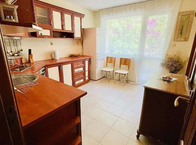 Lovely By The Sea Garden Apartment Varna